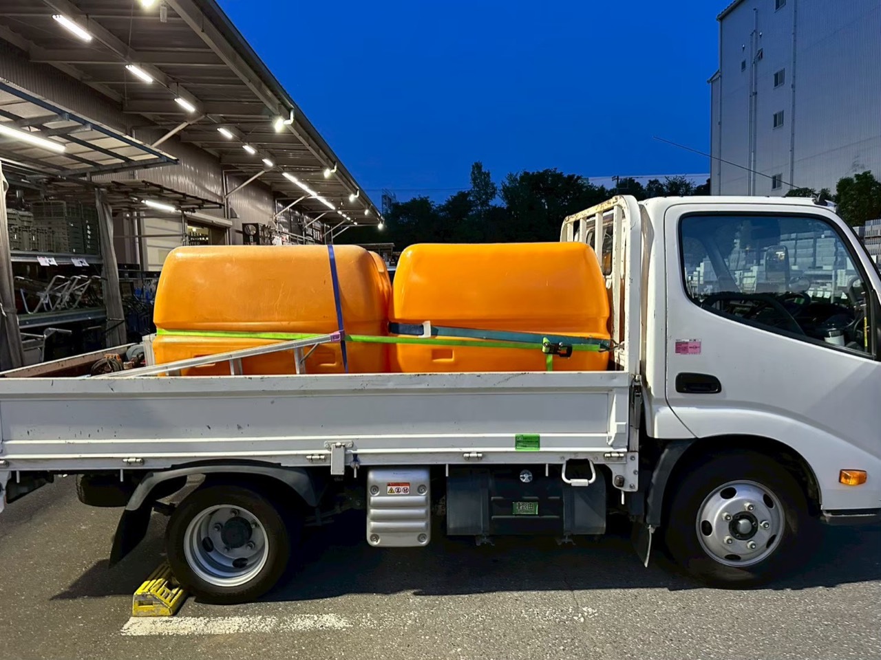 水源のない撮影現場へ水タンクを運搬するトラック