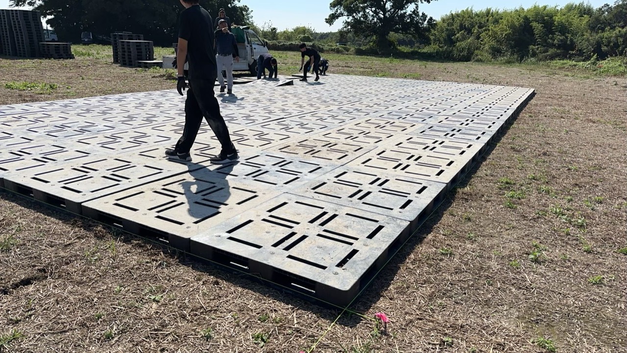 花火大会会場でパレットを敷設するスタッフ